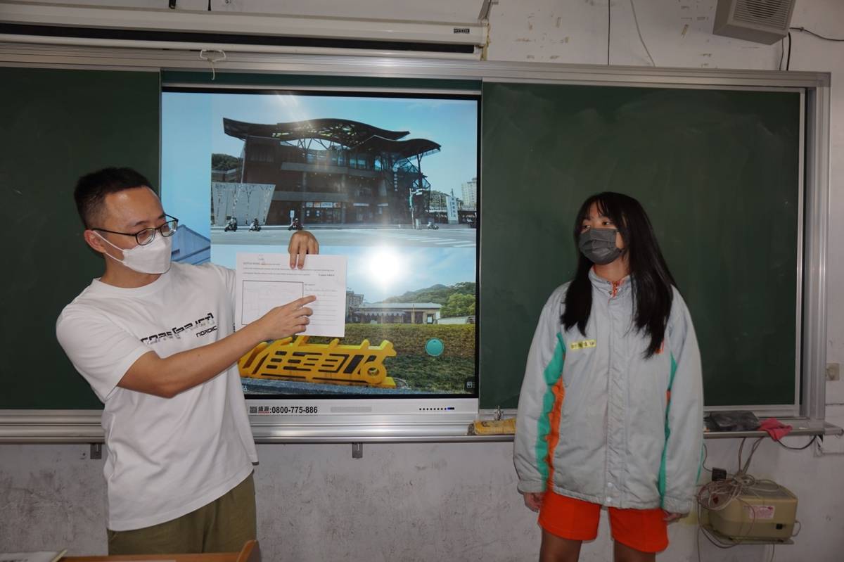 教師講解雙語教材