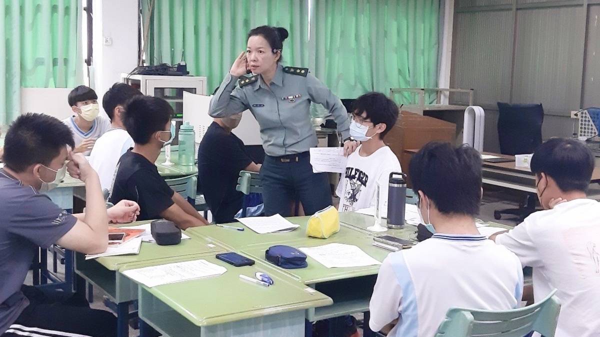 胡中中教官熱愛教學，以學思達教學法傳遞國防教育