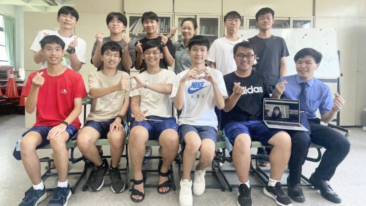 胡中中教官像是學生們的大學姐，用同理與關愛陪伴學生學習