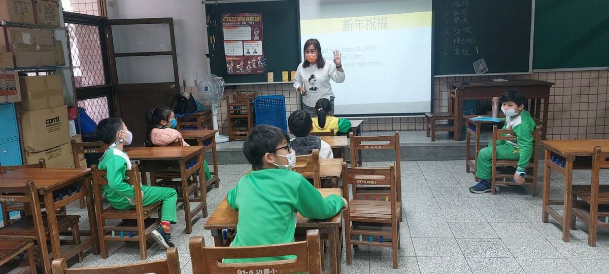 教支人員在課堂上導入電子資訊設備授課