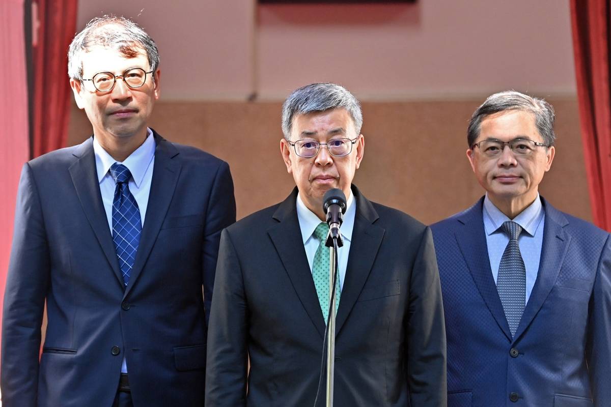 行政院院長陳建仁(中)赴立法院備詢時，接受媒體提問。(行政院提供)