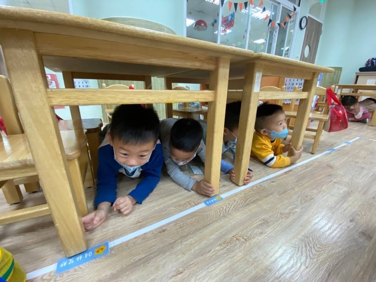 臺北市西中非營利幼兒園幼兒演練防震三步驟動作