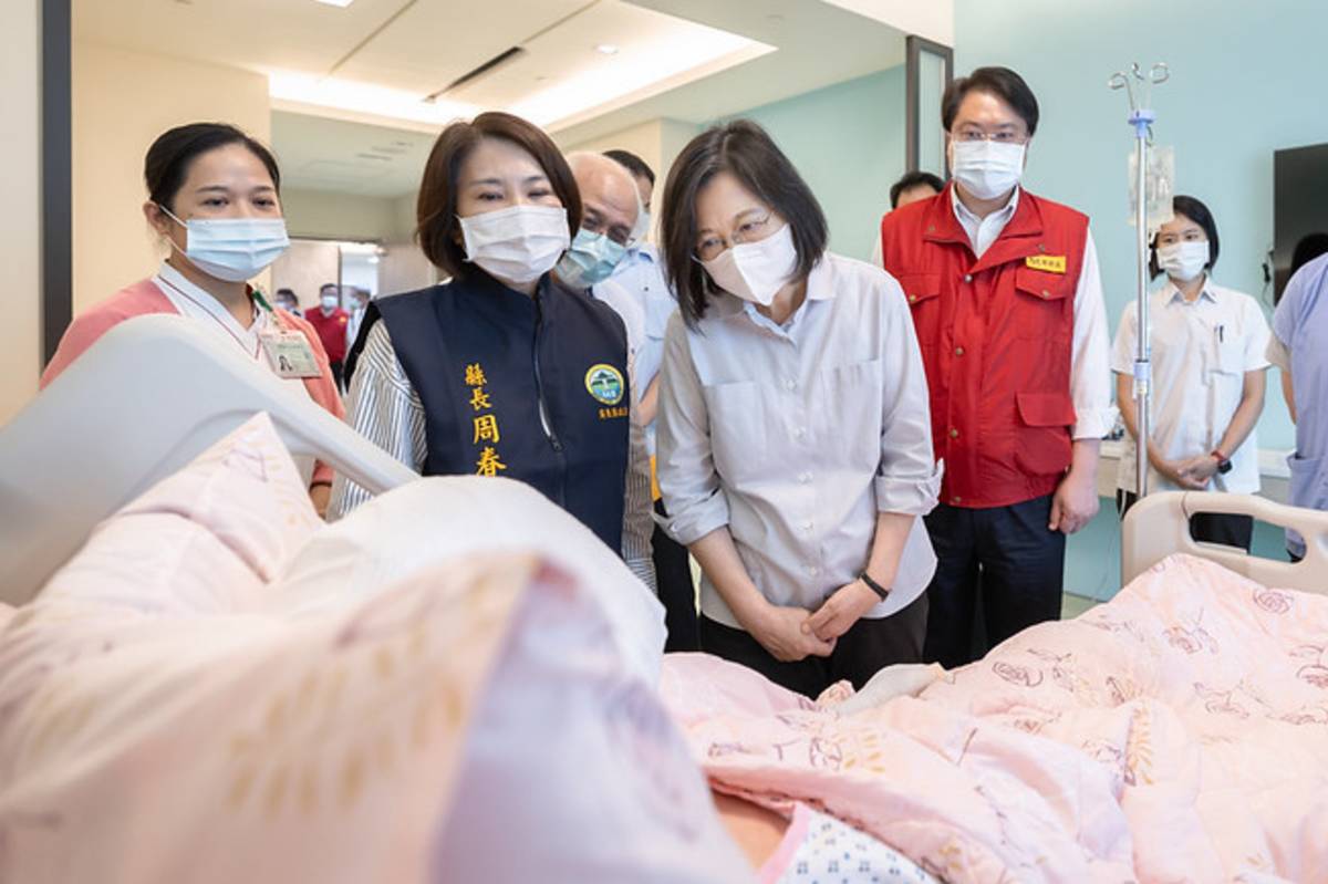 蔡英文總統赴屏東探視受傷消防人員。(總統府提供)