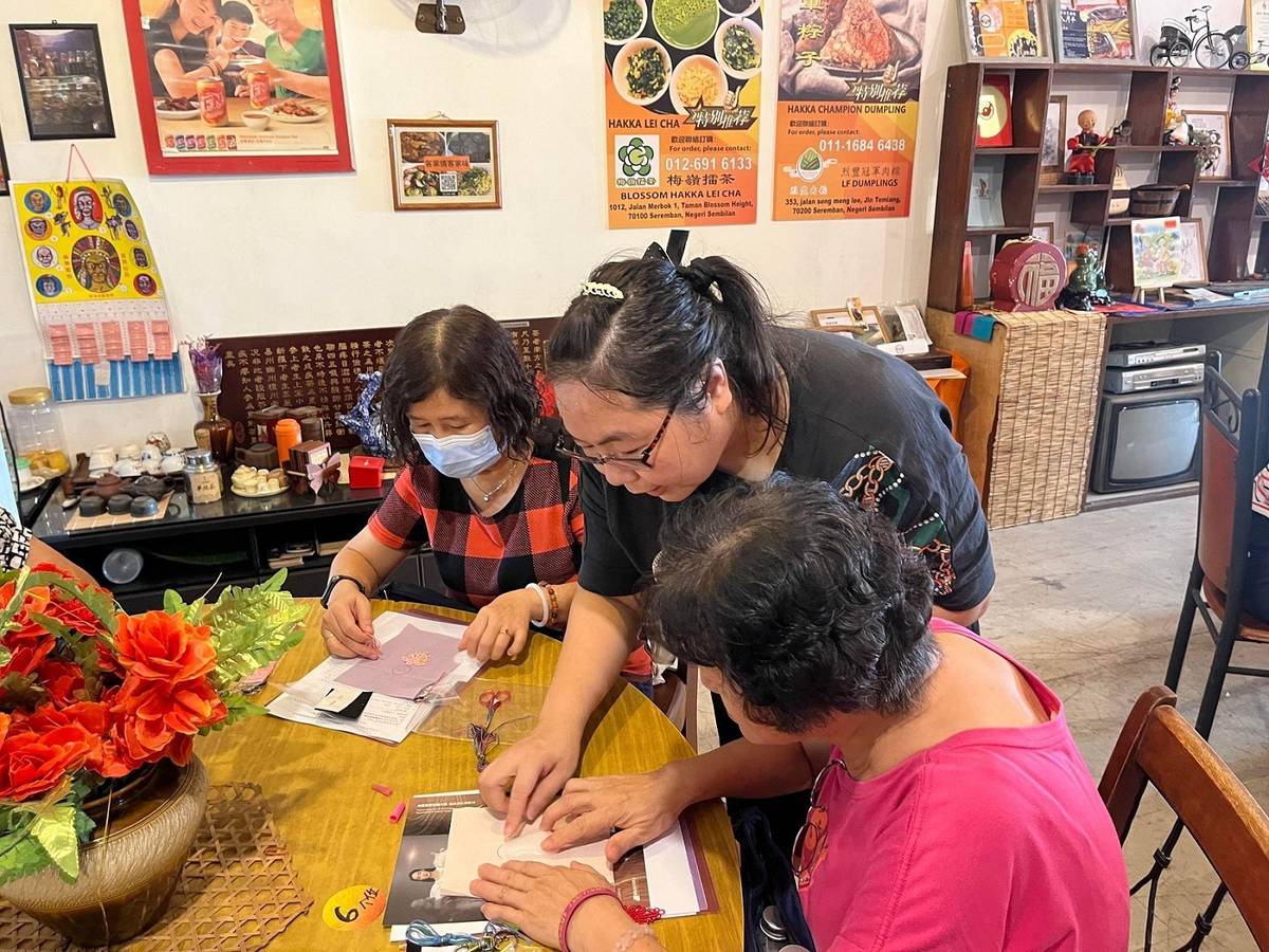 刺繡故事屋團隊與馬來西亞客家文化協會森美蘭州分會交流，相互學習文化與藝術推廣經