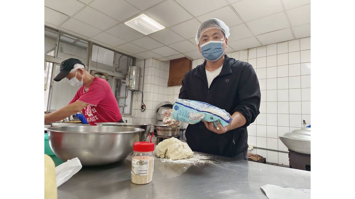 嘉義大林慈濟醫院「不二家」素栗子酥「總鋪師團隊」 阿鴻師(右)