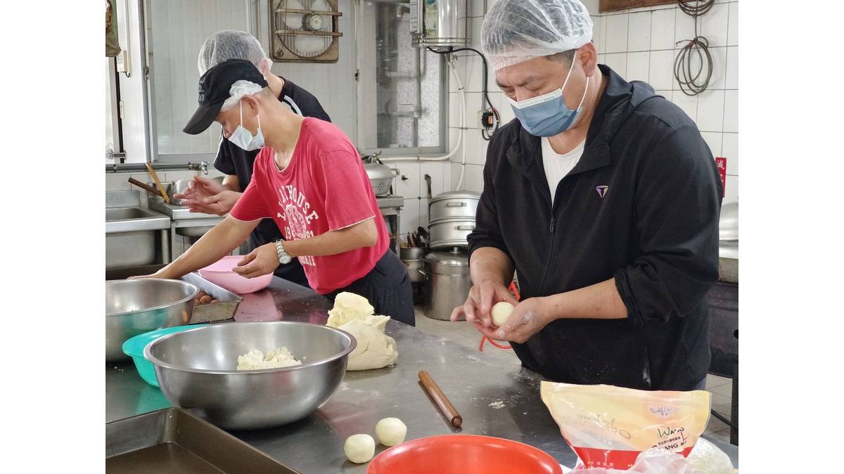 嘉義大林慈濟醫院「不二家」素栗子酥「總鋪師團隊」 阿鴻師(右)