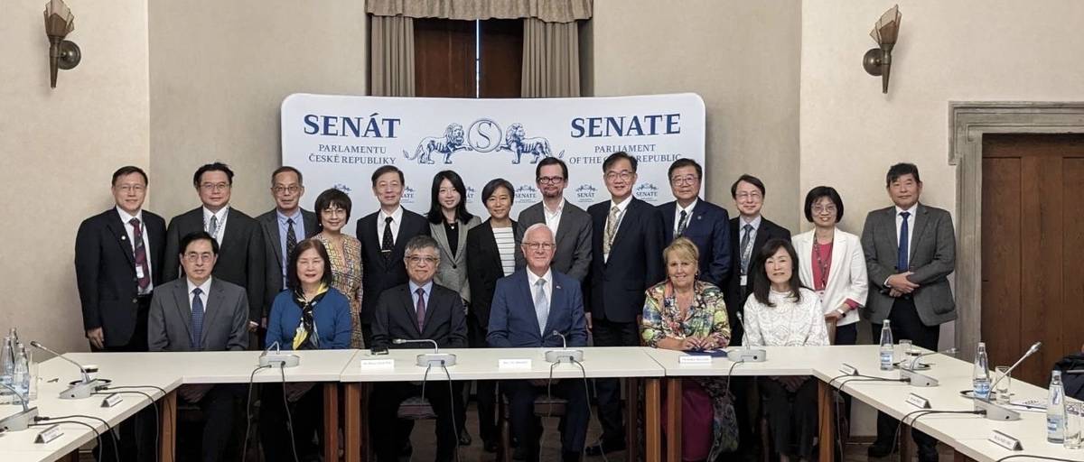 劉次長拜會參議院，並與德拉霍斯副議長、捷克教育部總司長維多娃進行官方會談，向捷方說明我國大學學術聯盟的具體規劃及與美國合作的成功範例。