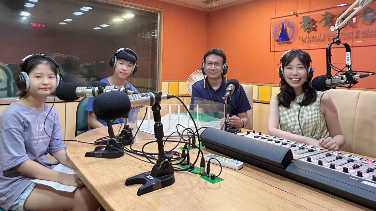科展獲獎團隊新北市正德國中 (王志銘老師與同學).jpg