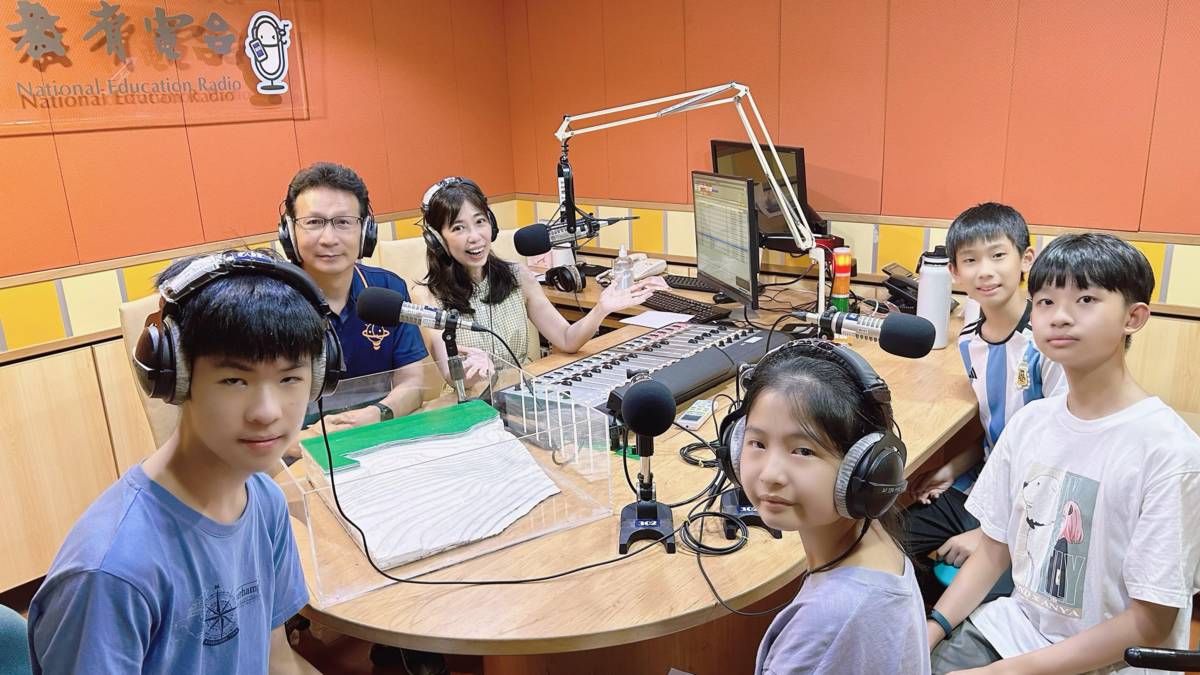 新北正德國中師生參與節目錄音實況.jpg