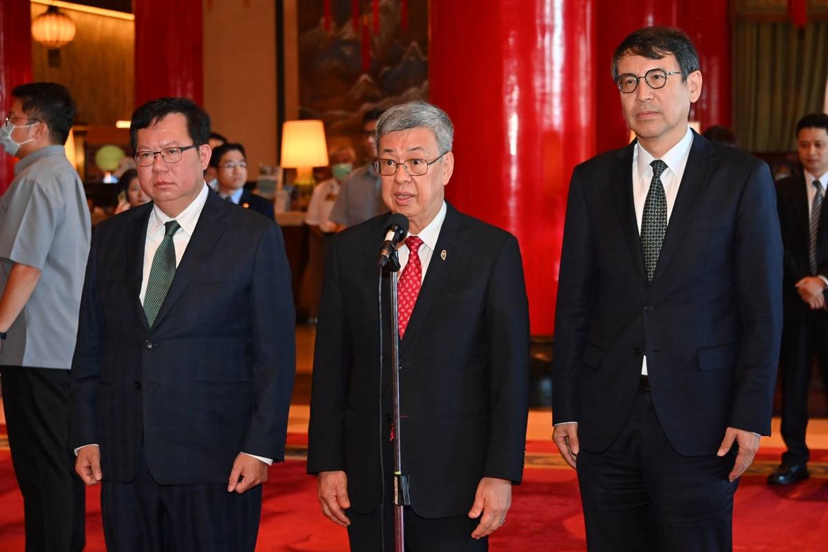 行政院院長陳建仁接受媒體訪問，針對消防員殉職後續回答。(行政院提供)