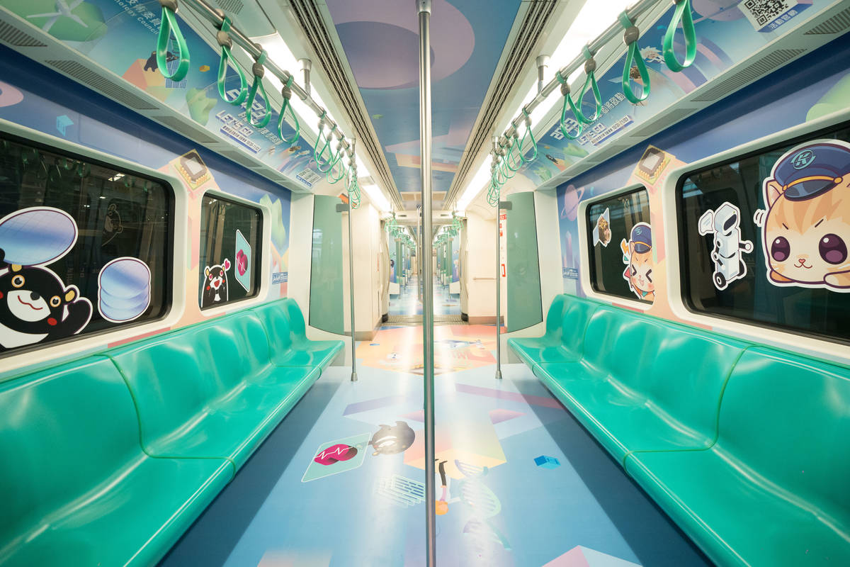 「2023臺灣科普環島列車」結合高雄捷運，將科普彩繪妝點在車廂內。