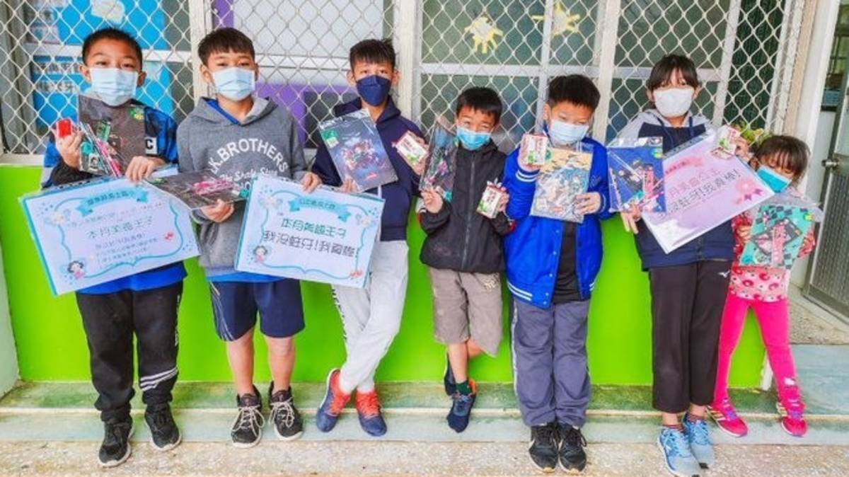 「111學年度校園健康主播競賽」第一名-屏東縣牡丹鄉高士國小-每月美齒王子公主獎勵

獲得「111學年度校園健康主播競賽」第一名的屏東縣牡丹鄉高士國小，校內營造無糖環境減少學生攝取甜食，護理師進行一對一潔牙教學、校內潔牙認證以及健康促進班規，結合獎勵制度藉此提高學生參與意願。學校舉辦的闖關活動、前進部落教導長輩潔牙，不僅增進親子間的關係，也宣導口腔保健是各年齡層都需要重視的議題，一同成為美齒王子和公主!

採訪：屏東縣牡丹鄉高士國小陳宏圖校長、張悌維護理師、四年甲班林馨同學、六年甲班陳高子奕同學

­