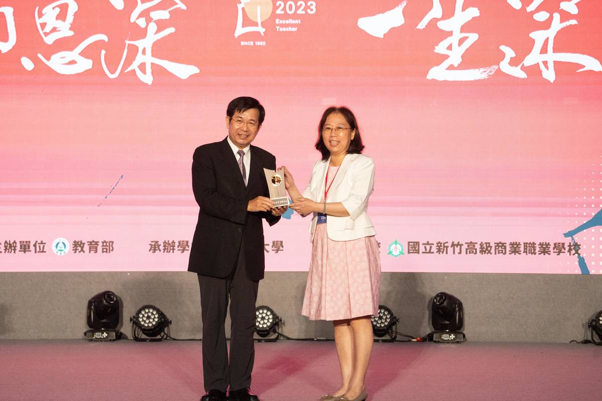 教育部部長潘文忠頒獎給資深優良教師-高雄市三民區光武國小洪碧珠校長