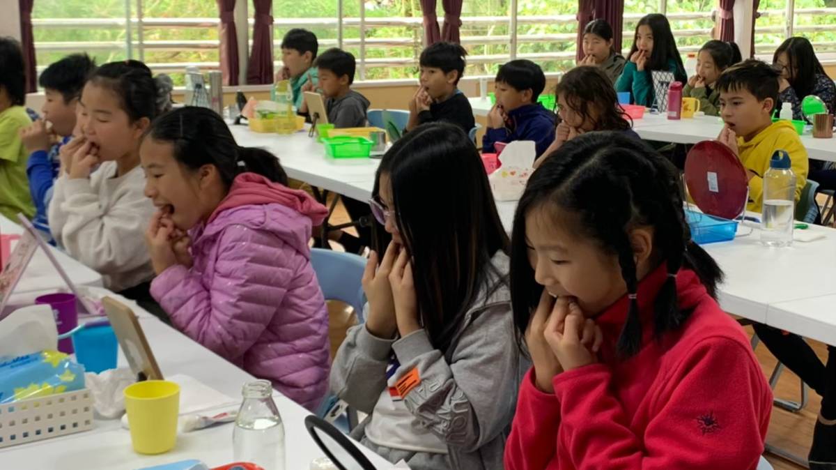 新北市新店區雙峰國民小學-進行牙線指導與教學