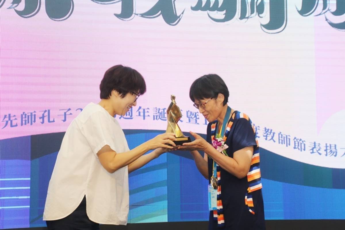 張美倫老師從賞識孩子的觀點出發，永不放棄任何孩子，獲師鐸獎肯定。