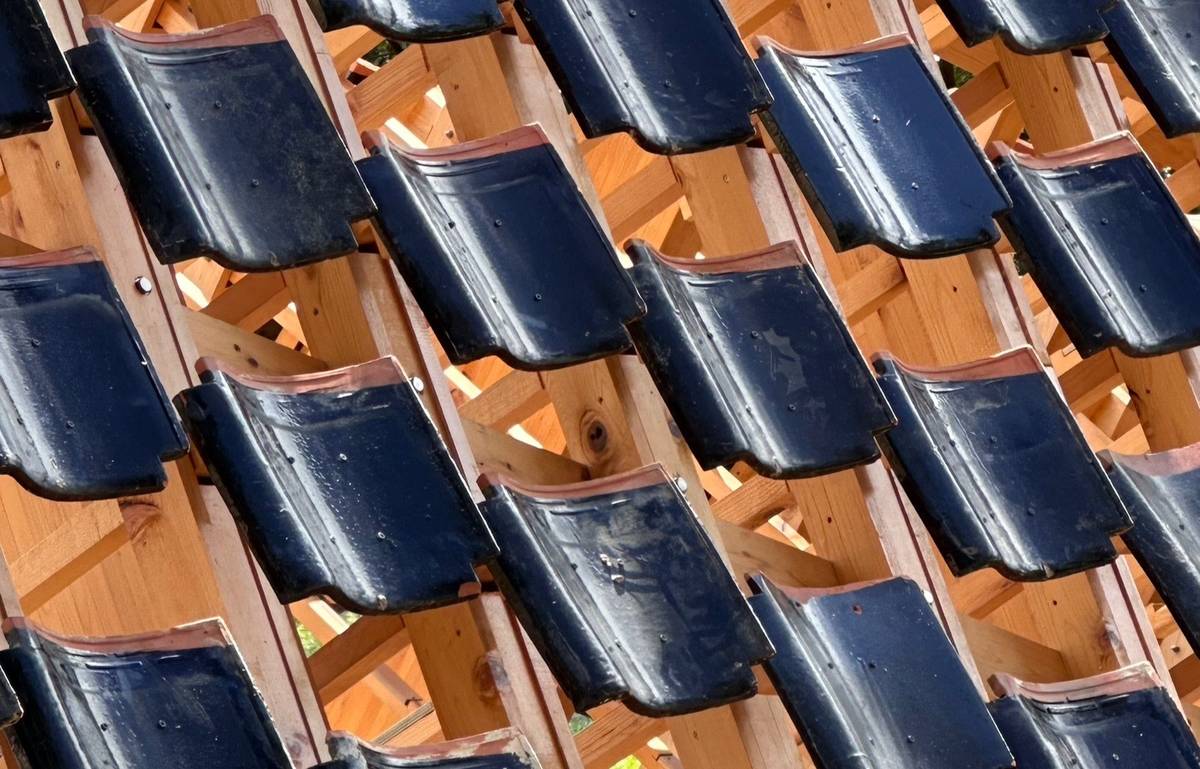 「豪華朗機工」作品《家靜》由520片當地屋瓦組成。(文化部提供)