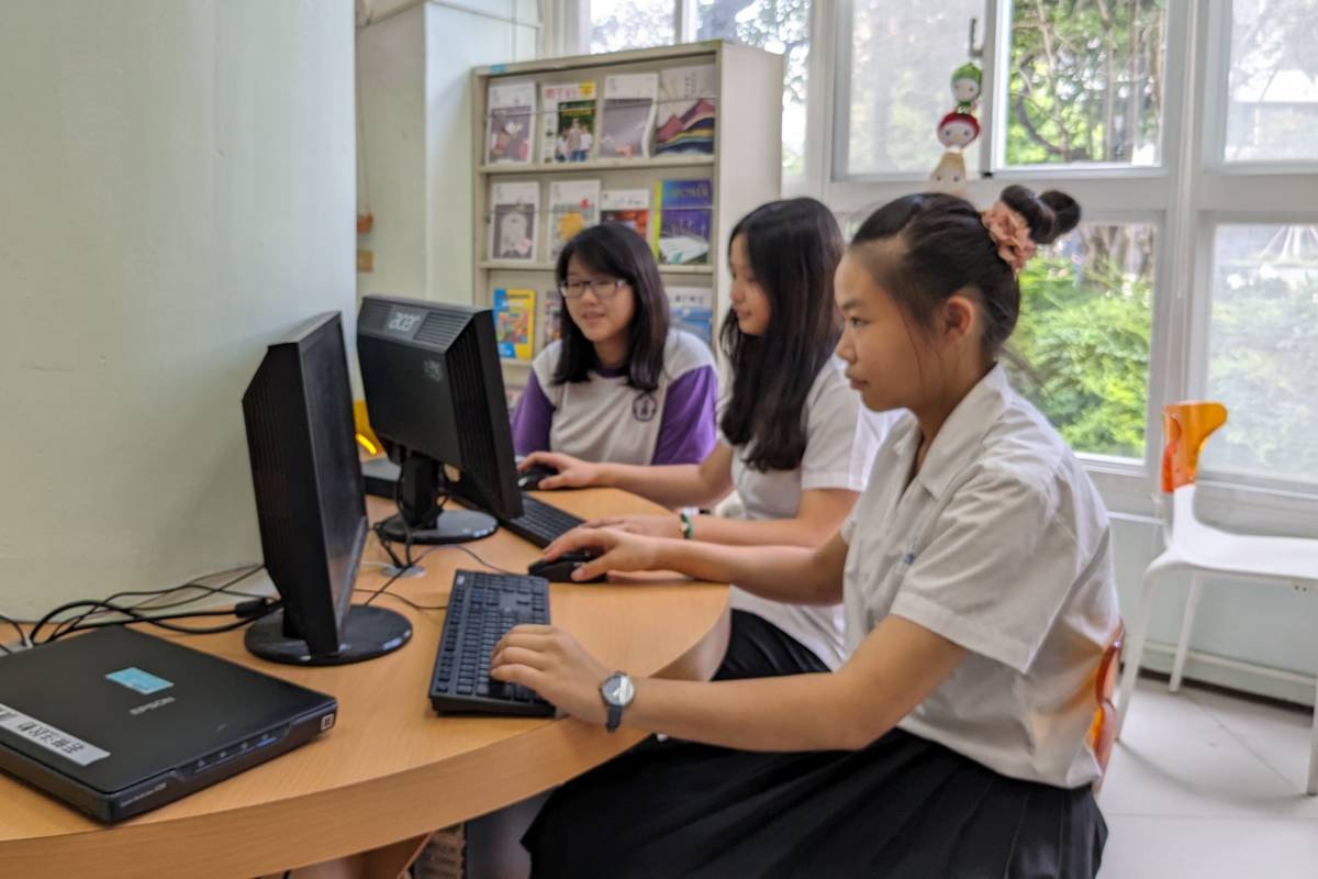 鍾允中老師推動電子圖書館，讓閱讀隨身走