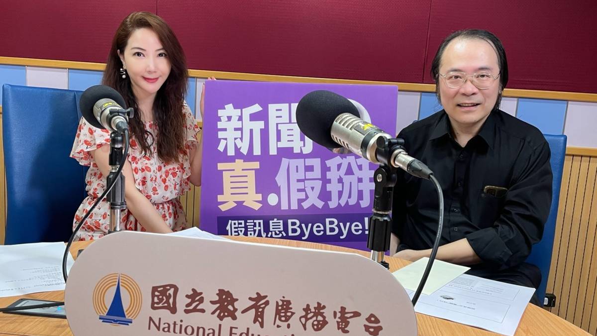前Google台灣董事總經理簡立峰（右）接受國立教育廣播電台節目《新聞真假掰》主持人、台灣事實查核教育基金會董事黃兆徽 （左）專訪