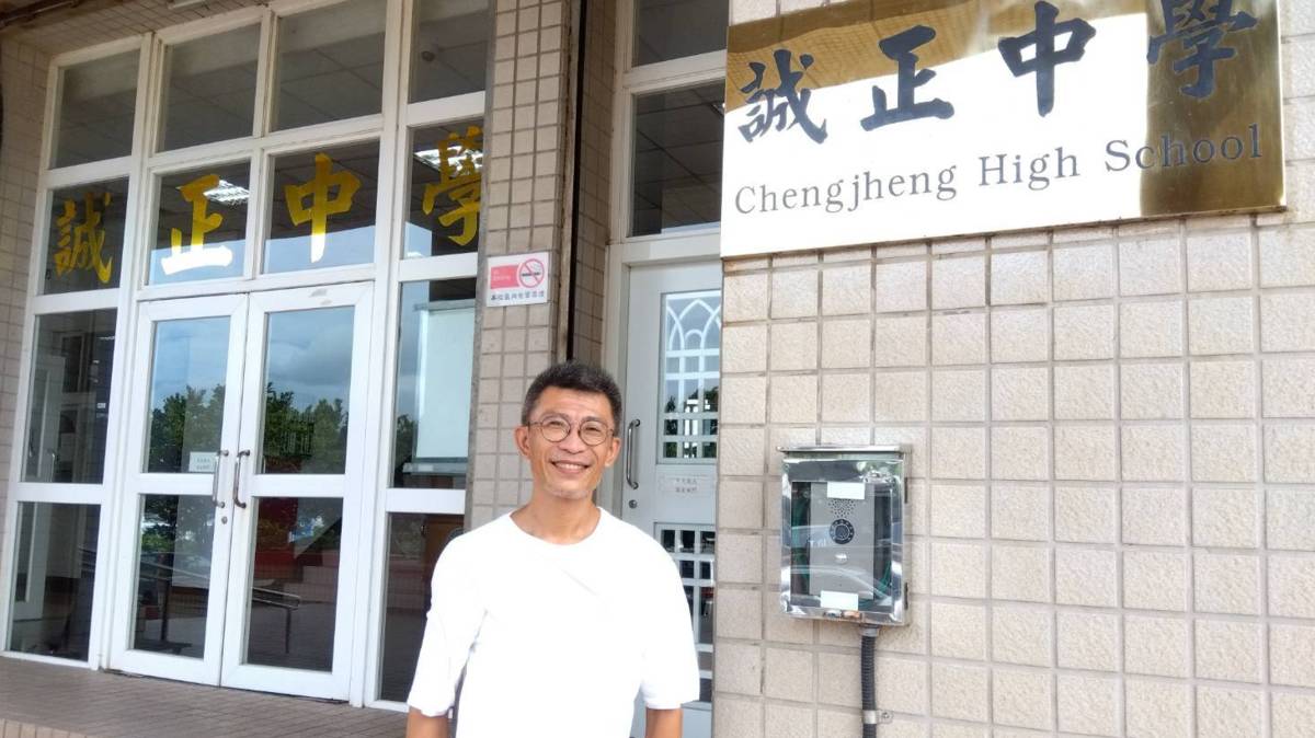 在誠正中學這所服務了20多年的學校，江仲敏老師用包容關懷的眼光看待矯正少年，讓孩子享有應有的教育權利，為青春留下被珍惜的記憶。