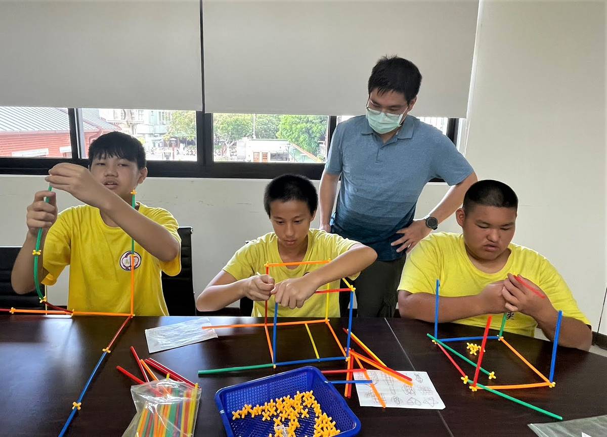學生在新竹美學館體驗手作搭設建築