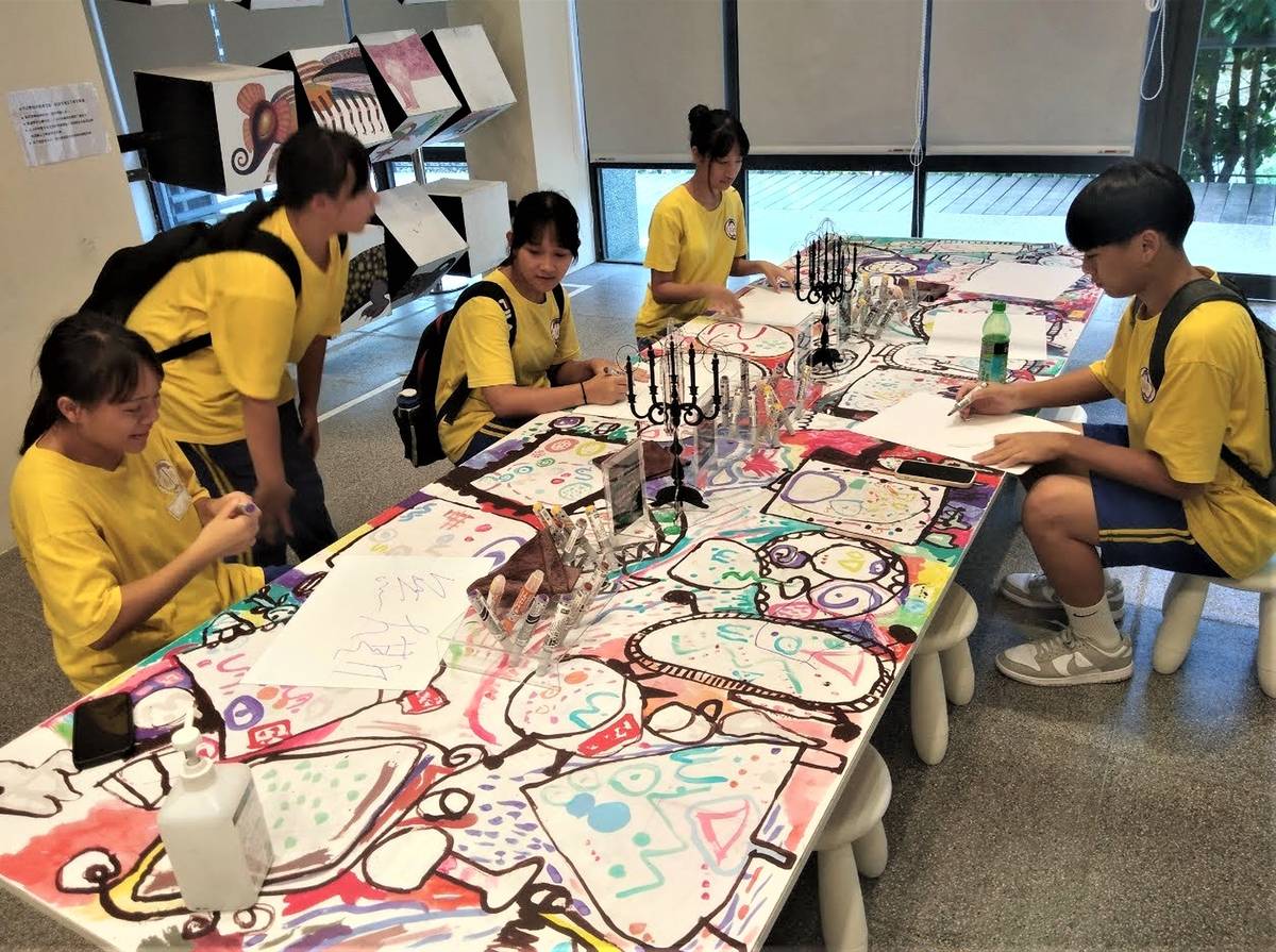 學生體驗新北市美術館新朋友手作活動