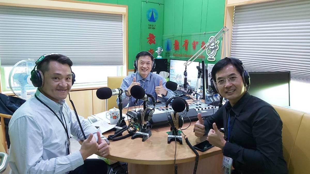 國慶籌備會大會處處長曹守全(右)與計畫組翁組長(左)及主持人李大華(中)
