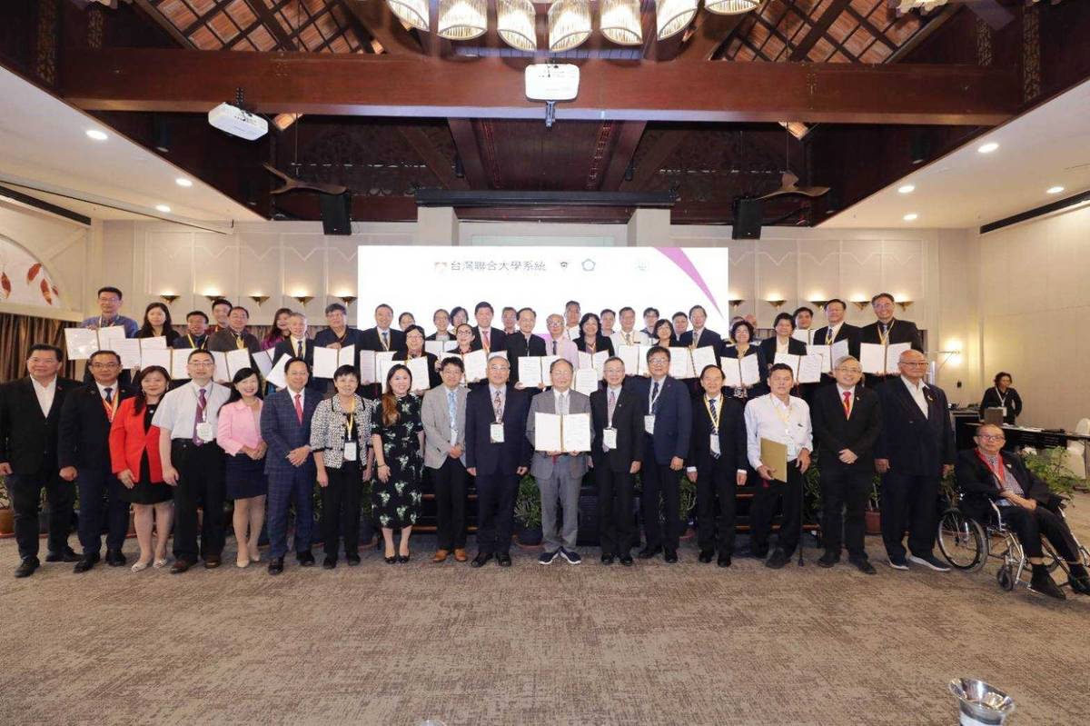 由政治大學、中央大學、陽明交大及清華大學組成的臺灣聯合大學系統與馬來西亞34所華文獨立中學簽署學術交流合作協議，簽訂MOU後合影。(政大提供)