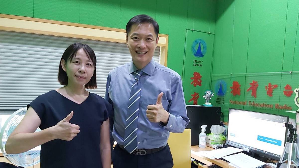 臺北市立大學幼教系助理教授丘嘉慧(左)與節目主持人李大華