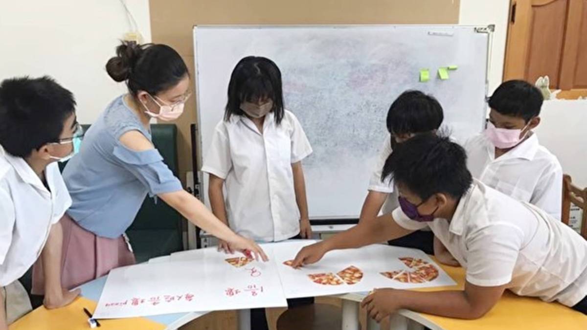 蔡佩津老師(左二)認真教學