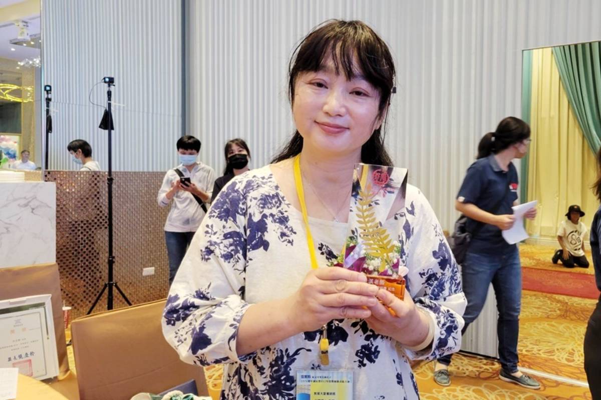 臺東縣利嘉國小老師陳佳淇榮獲今年度「教育大愛菁師獎」肯定。