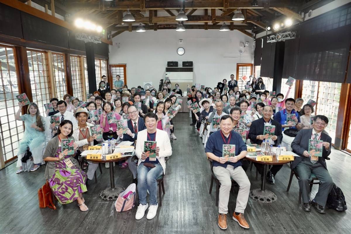 《我的大地美術館：臺東藝術、環境與人的對話》新書發表會，今(27)日在臺北市長官邸表演廳舉行。