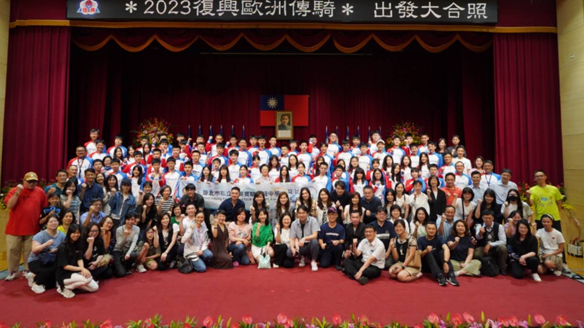 歐洲傳騎出發團體照.png