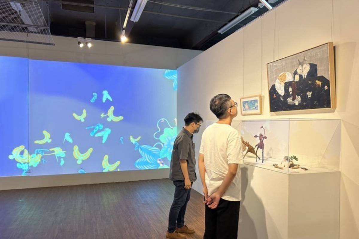 民眾欣賞「心球覺旅＿國際插畫暨文資藝術療癒展」夏仙、莊駿良作品