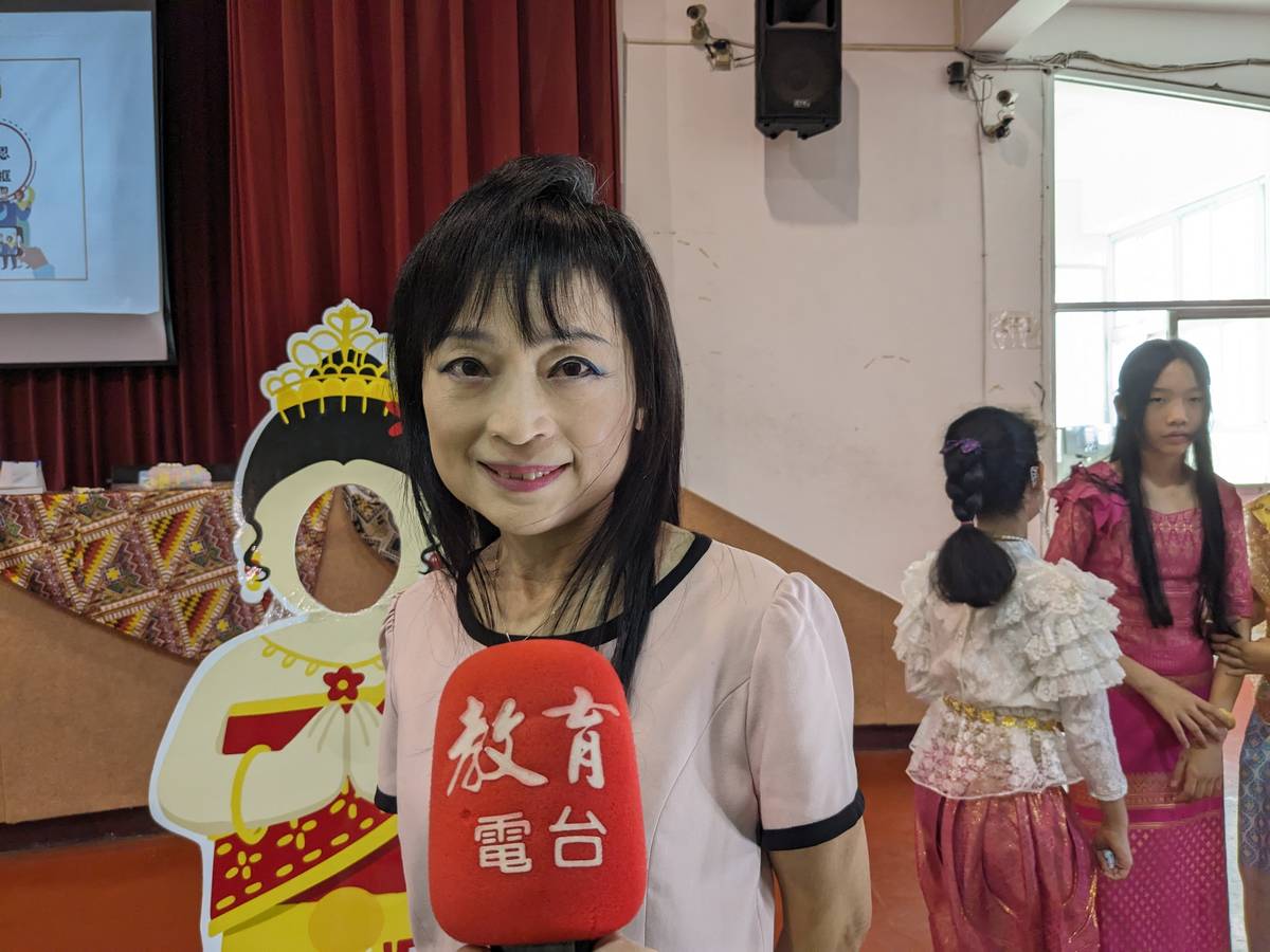 螢橋國小校長莊訪祺表示，今年教師節讓學生學習其他國家的敬師活動和文化意涵