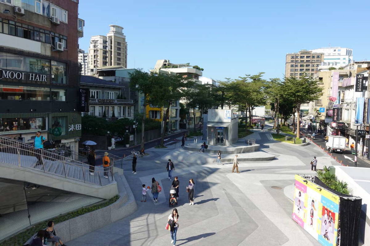 捷運中山站和雙連站之間的心中山線形公園，形成城市中的綠間帶，是秋日漫步的好去處