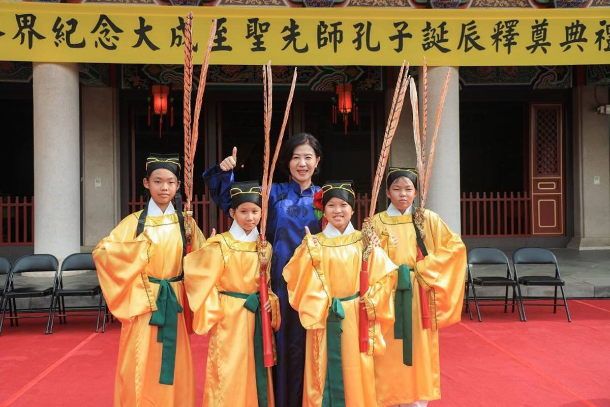 中市今年度首度開放32名五年級女學生擔任佾生