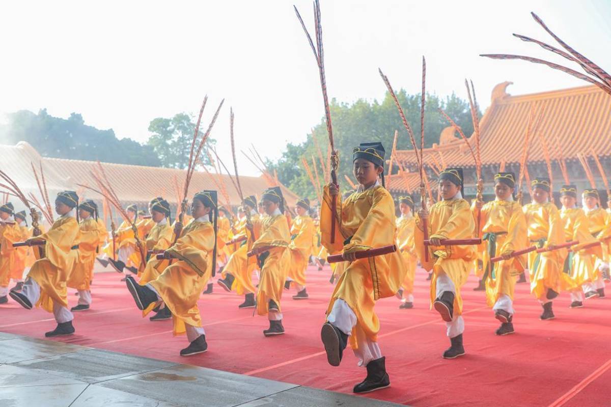 力行國小帶來的八佾舞 動靜有節 齊整典雅