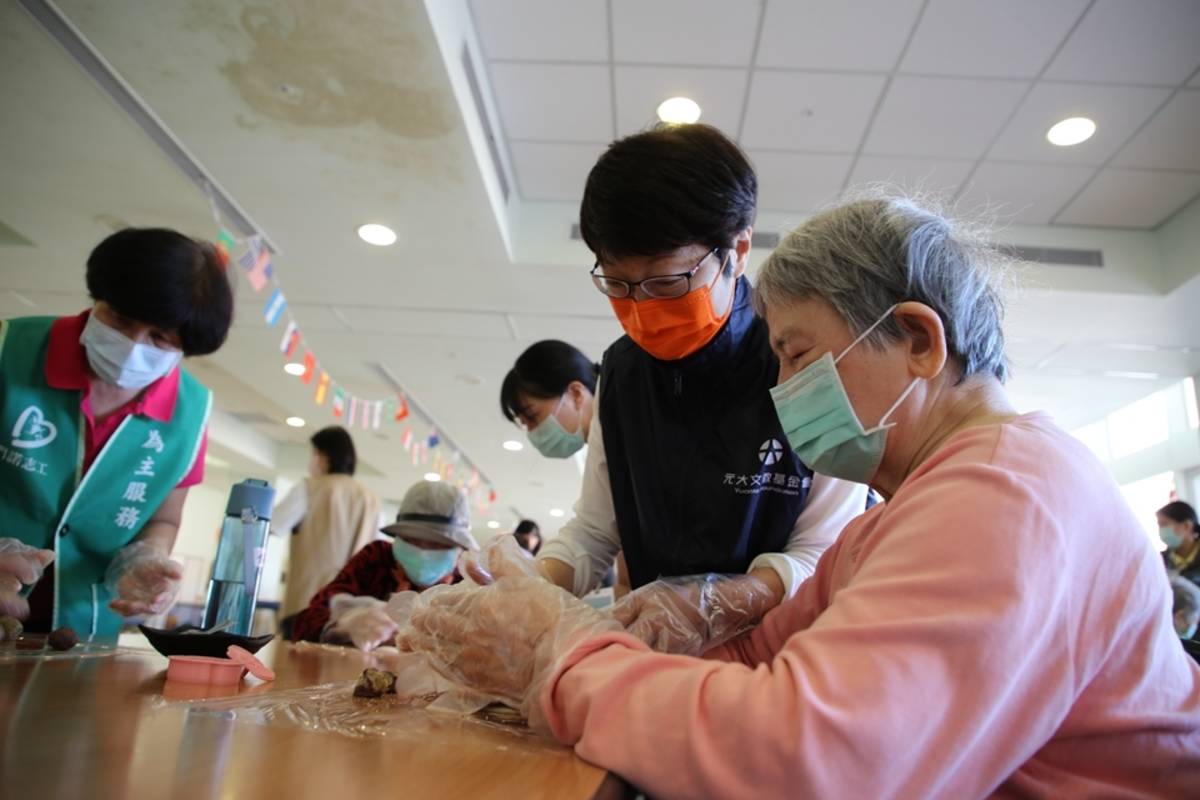 志工和長輩製作冰心月餅