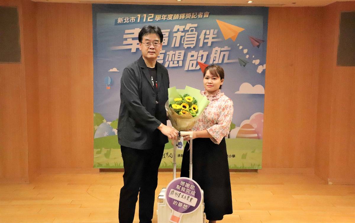 鶯歌工商蕭正一主任(左)與新住民越南籍學生陳芳草(右)合影