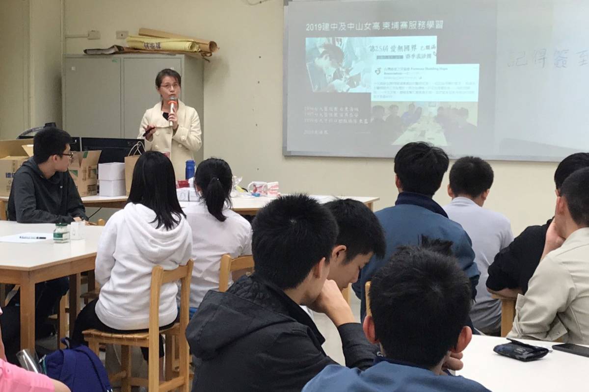建中與中山女中兩校學生在參與柬埔寨志工服務前，邀請郭怡君醫師講解牙科調拌課程