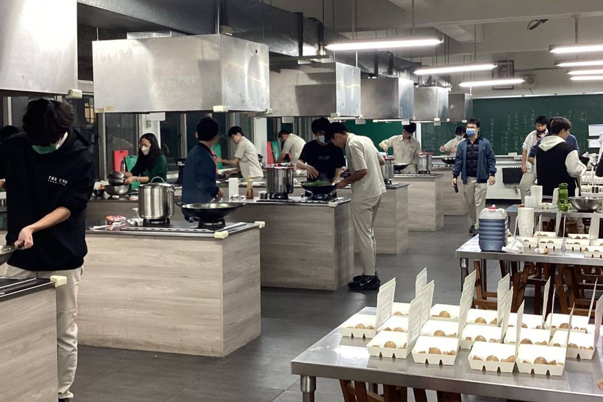 建中學生自製便當，分送給臺北車站旁的無家者