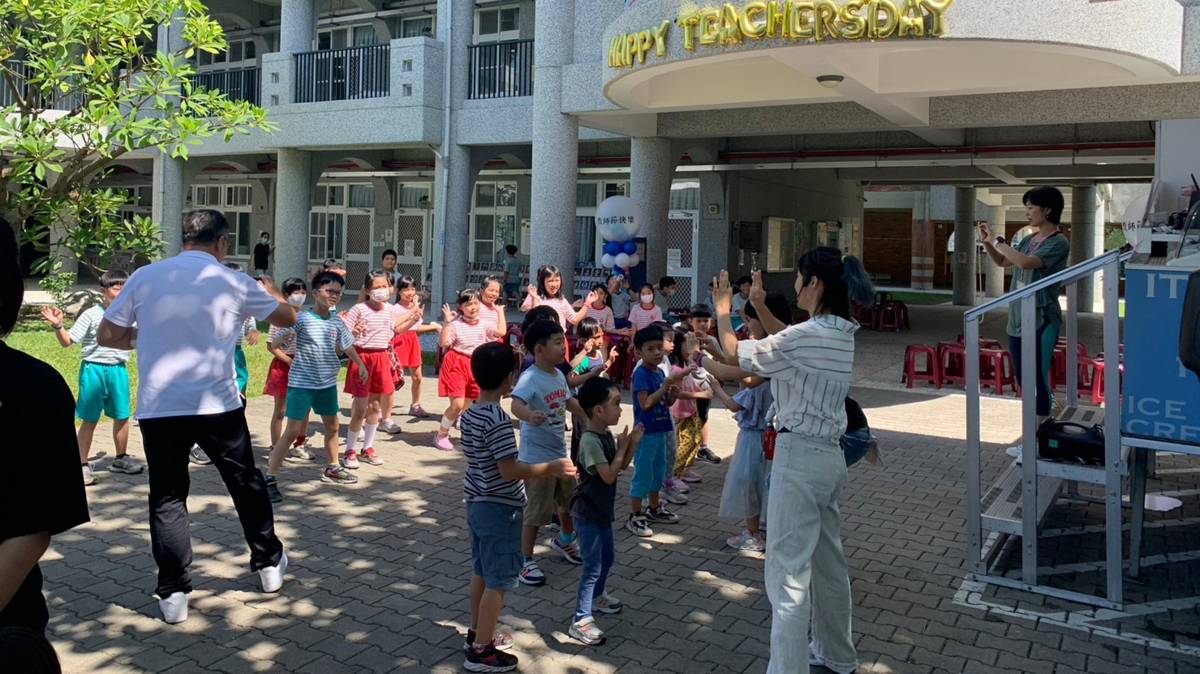 日卡. 比洛校長(白衣者)和馬蘭國小師生共同慶祝教師節