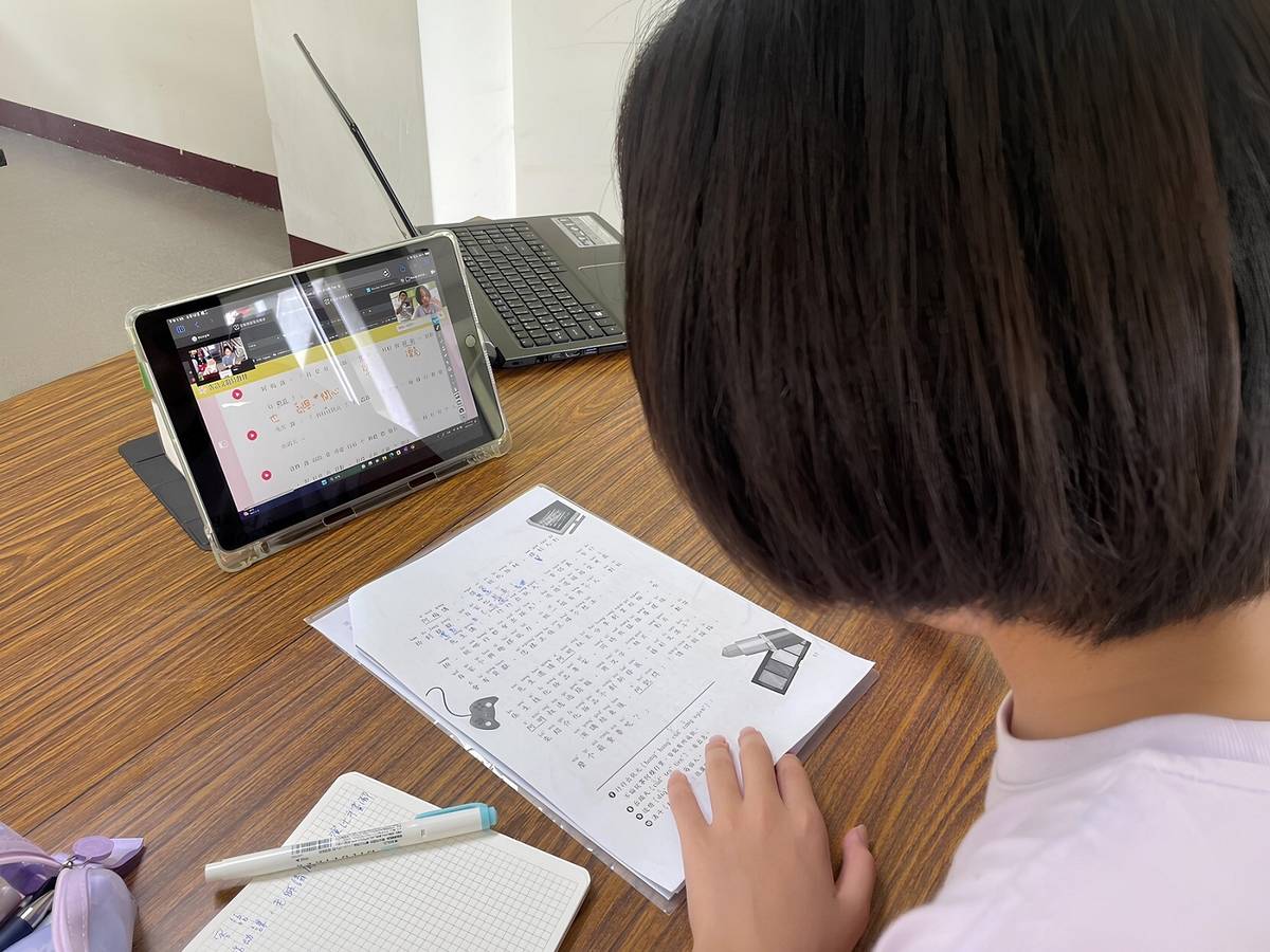 學生可藉由設備多元化，畫面同步化，提升直播共學學習成效