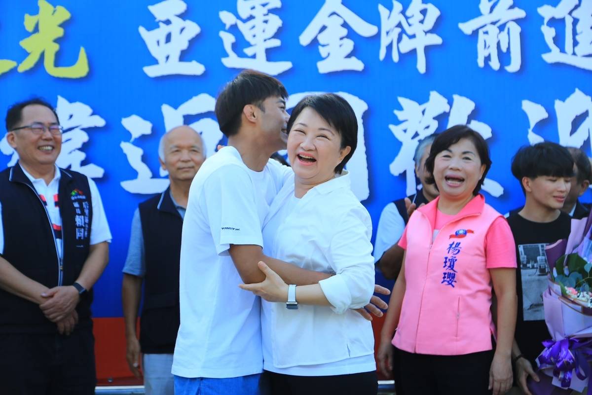 柔道好手楊勇緯摘金返臺，盧秀燕市長前往勇緯的后里老家祝賀