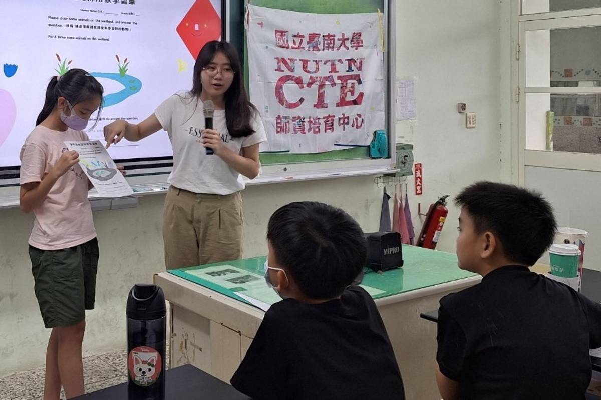 南大師資生邀請學童上台分享作品