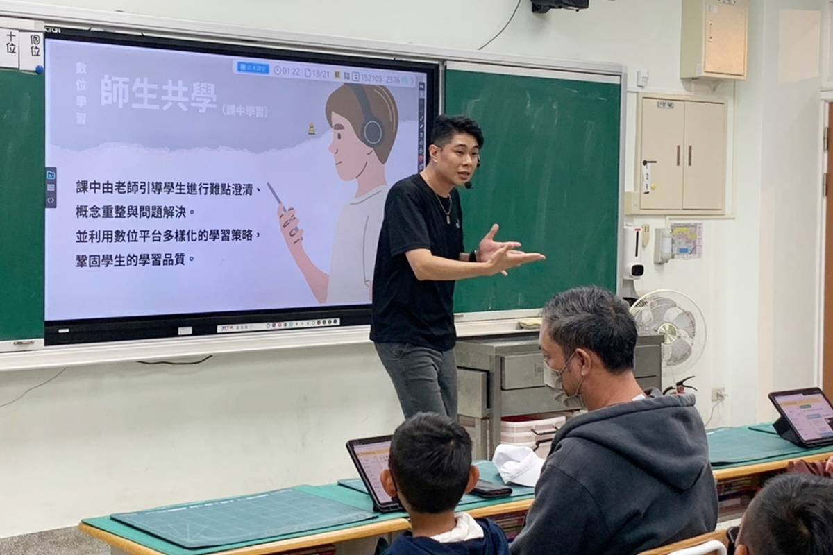康樂國小資訊老師蔡昔熹鼓勵親子共學，將3C轉換成親子互動的媒介，達到家校共育，也增進親子關係。