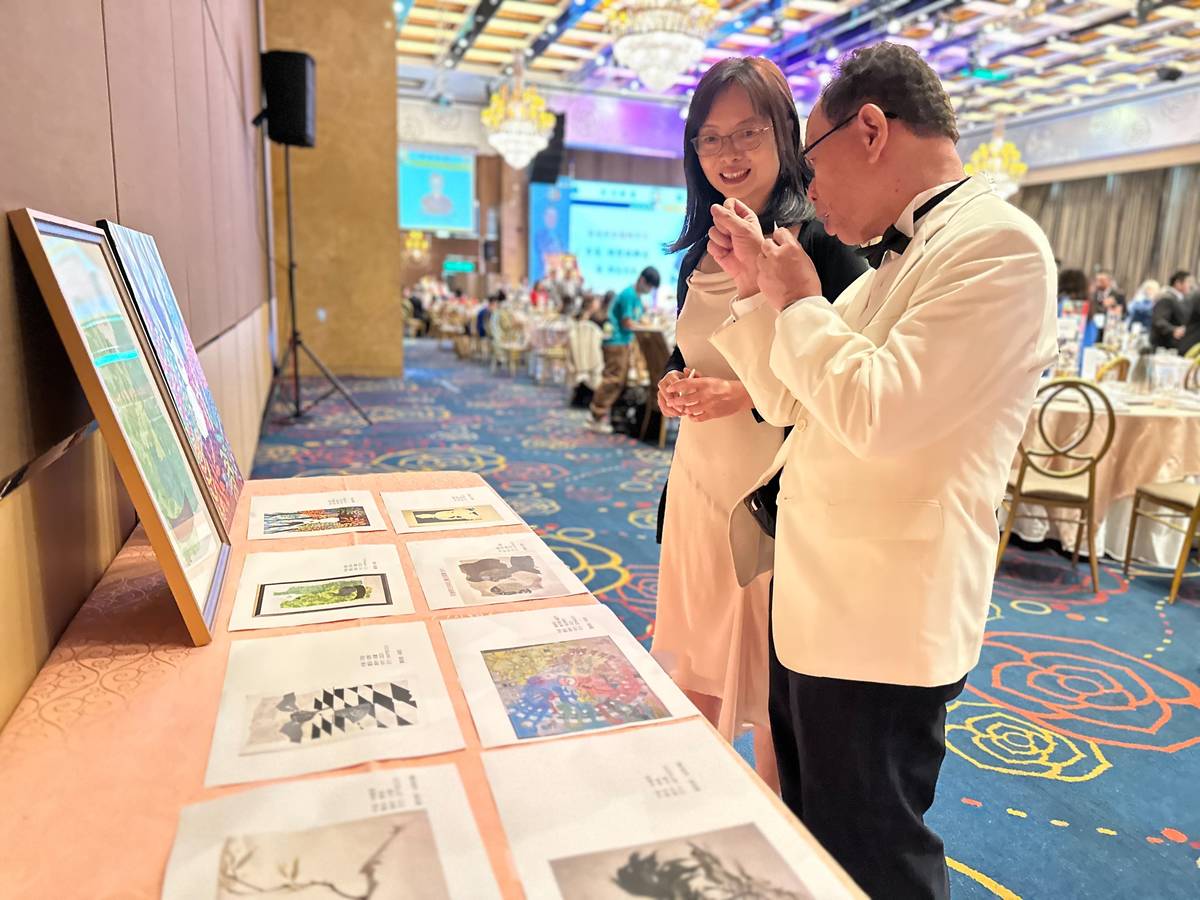 豐珠中學林麗雲校長與參與活動貴賓悉心介紹學生作品