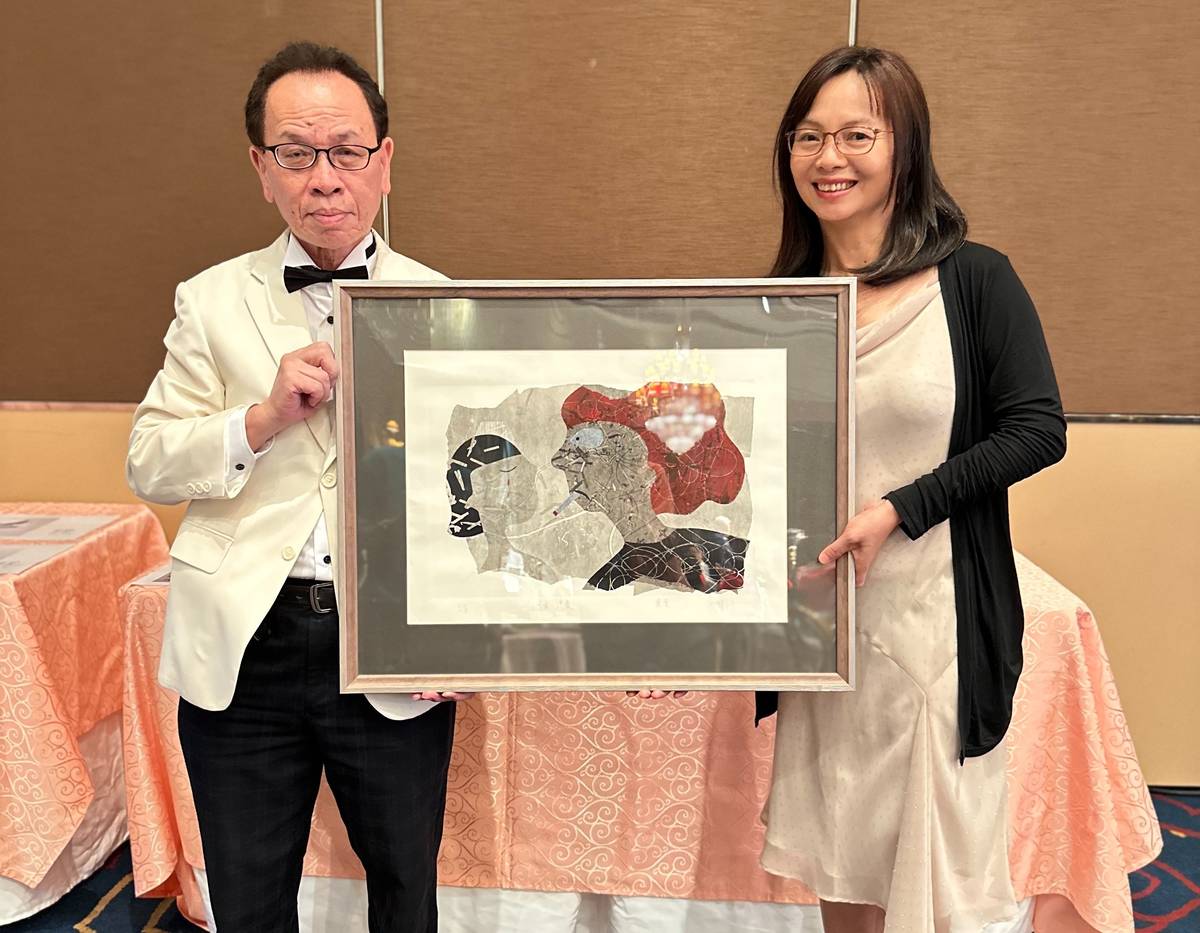 義賣得標貴賓(左)開心與豐珠中學林麗雲校長(右)合影，作品為「可愛．渴愛」