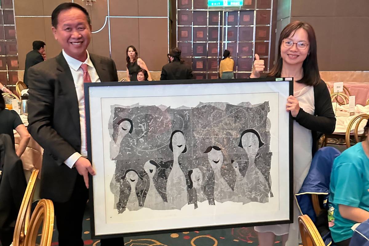 義賣得標貴賓(左)開心與豐珠中學林麗雲校長(右)合影，作品為「所以我做錯甚麼？」