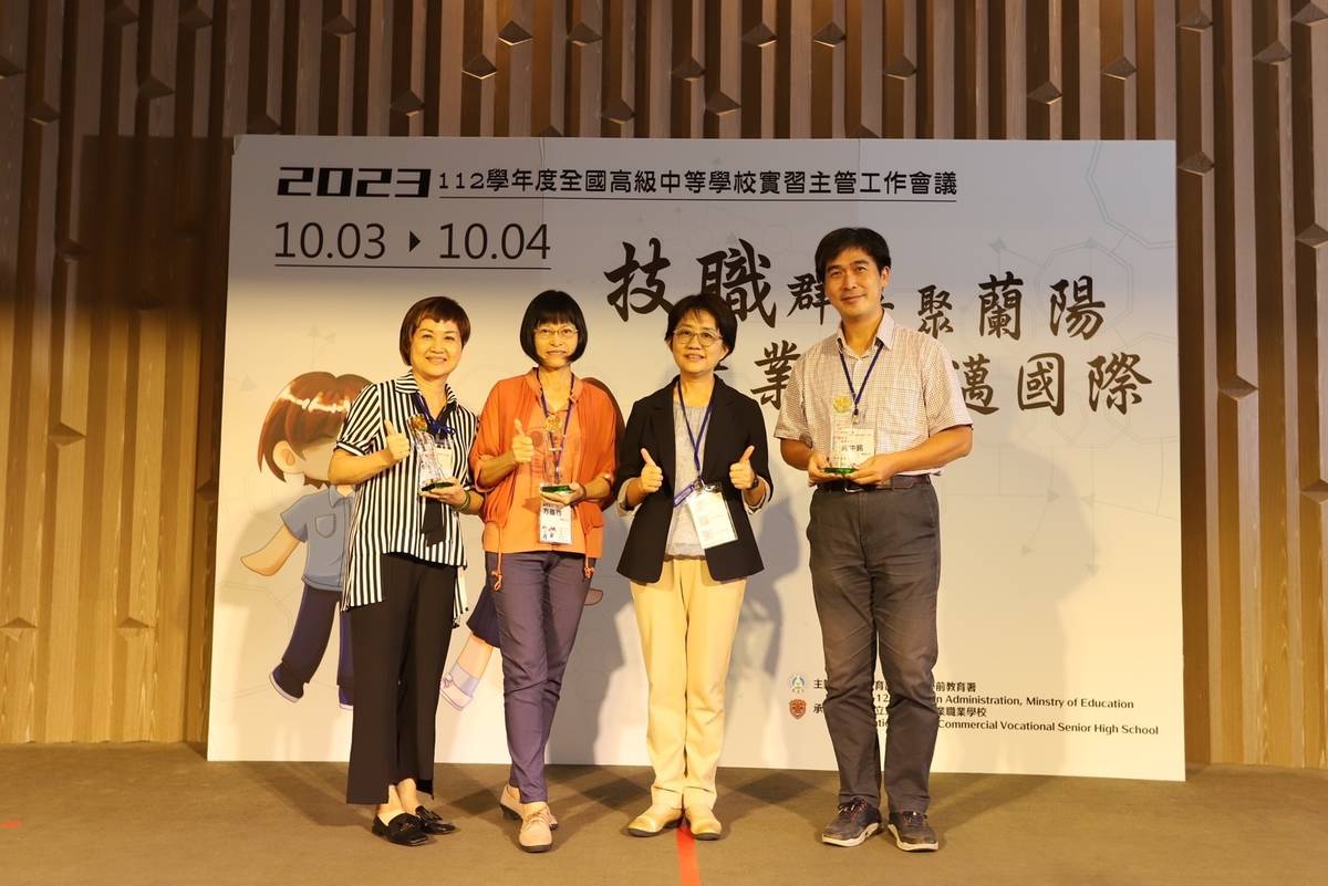 國教署副署長戴淑芬頒發服務滿十年以上資深實習主任獎座。
